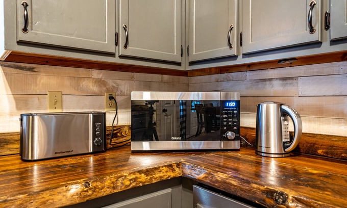 Cherry Log Cabin | Pet-Friendly Retreat Just 15 Minutes from Blue Ridge
