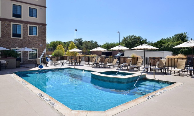 Hollywood Park Apartment | Convenient Studio Near Six Flags with Pool and Spa Access