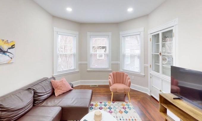 Roslindale Apartment | Family-Friendly Getaway Near Fenway Park with Free Parking