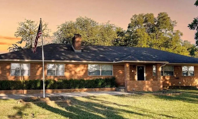 Owasso House | Peaceful City Retreat: 15 Min to Airport & Spa Access
