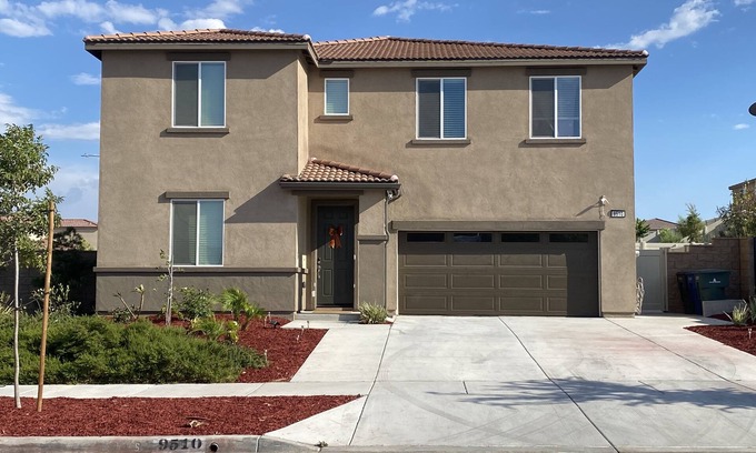 Riverside House | Cozy 3-Room Retreat in Riverside with Kitchen & Breakfast