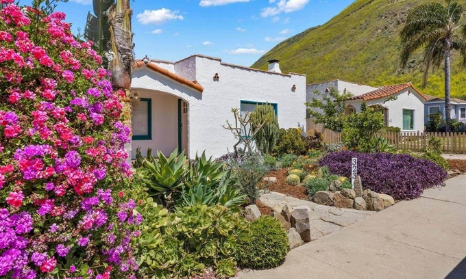 Ventura House | Budget-Friendly Stay with Amazing Views & Pet Friendly