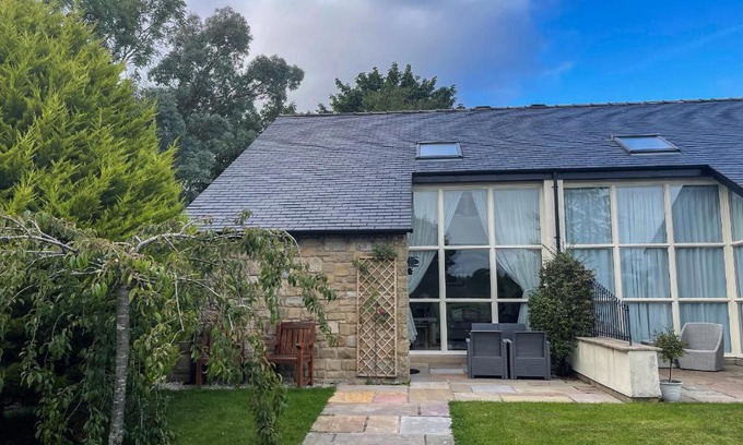 Kirkby Lonsdale House | Discover 15 The Meadows: Poolside Retreat Awaits