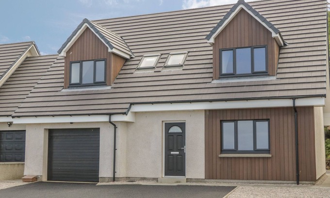 Banff Cottage | Family-Friendly 15 Waters Edge with Garden in Banff