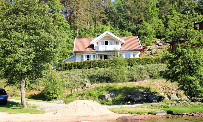 Lyngdal House | Spacious 5-Bedroom House for Families and Groups