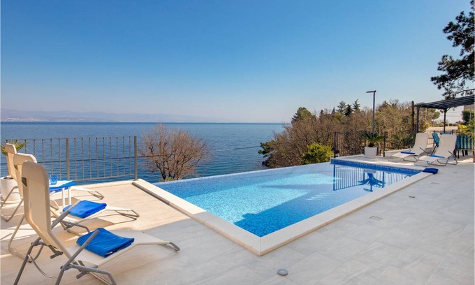 Medveja House | Spacious 5-Bedroom House with Private Pool for 10 Guests