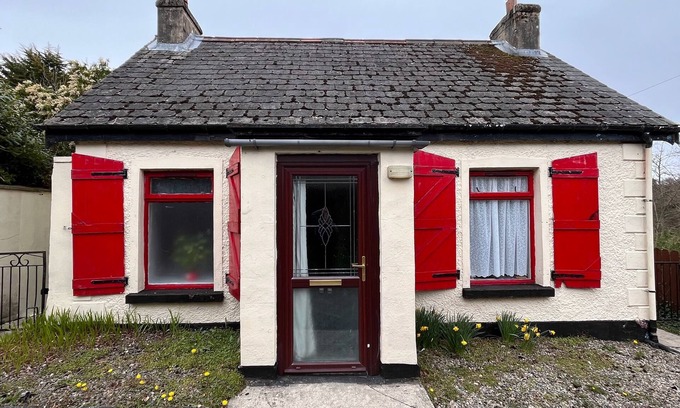 Newtownstewart Cottage | Historic Cottage with Ocean View & Pet-Friendly Amenities