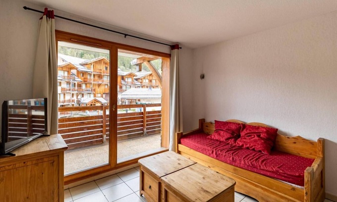 Les Orres Apartment | Ideal Retreat: Scenic Views, Pool & Spa Near Resort Center