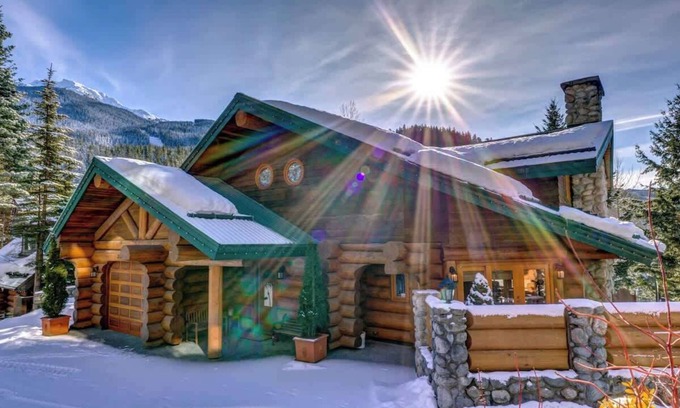 Nordic Estates House | Exceptional Log Chalet with Hot Tub and Pool Table Experience