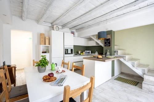 Favaro Veneto Apartment | Pet-Friendly Haven: 153 Tulips Home with a 9/10 Rating
