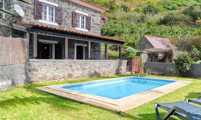 Arco da Calheta House | Spacious 4-Bedroom House with Pool for 8 Guests