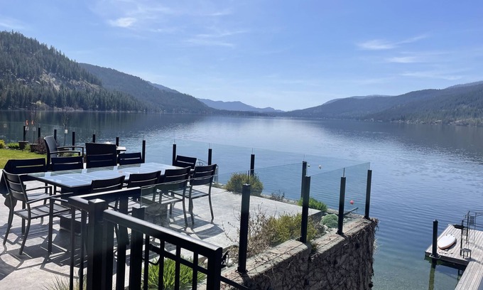 Christina Lake House | Riverside Retreat: Pet & Child Friendly 2-Bed Suite
