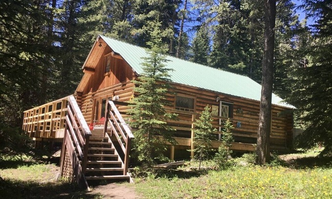 Cooke City-Silver Gate Cabin | Cozy 1-Bedroom Retreat with Kitchen & Breakfast Included
