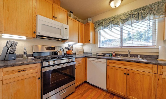 Orick House | Ocean View Retreat: 15A Lady Bird Suite at Meadow Site