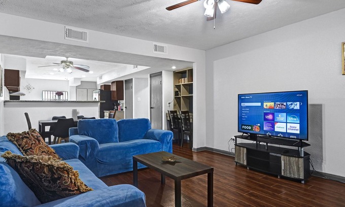 Houston House | Spacious 6-Bedroom Retreat Near IAH Airport, Pet Friendly