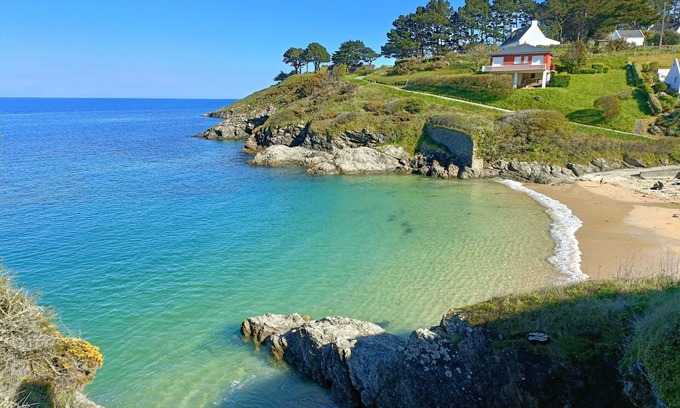 Le Palais House | Walk to Pier, Beaches & Shops: Oceanfront Family Retreat