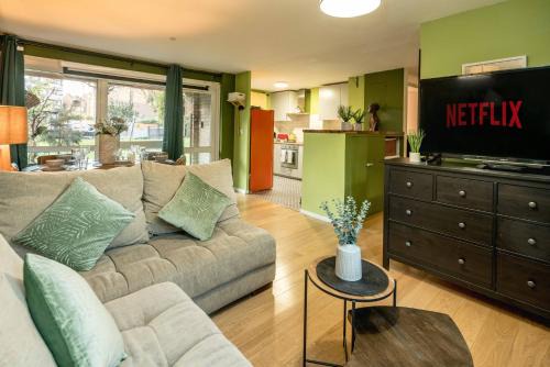 Chaucer Apartment | Discover 25% OFF Monthly Stays for Families & Pets!
