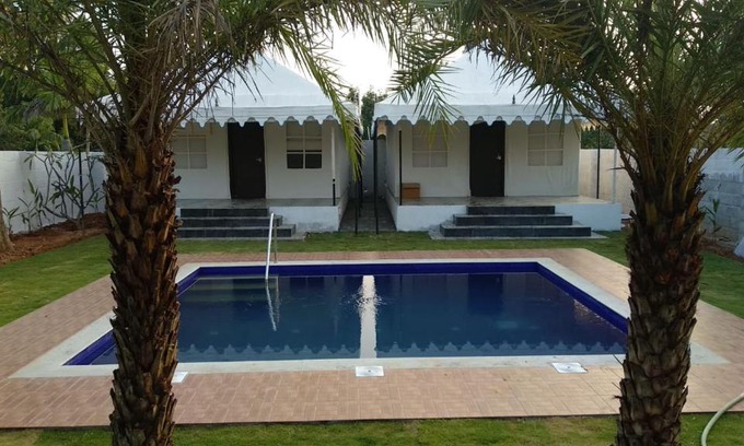 Hosur Resort | Pet-Friendly 16 Bedouin: Pool, Restaurant & Breakfast Awaits
