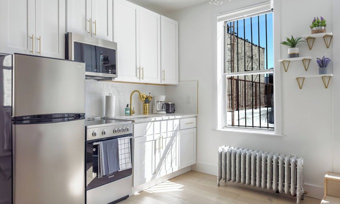 Crown Heights House | 16 Bedroom Fourplex Close to The train - Huge Decks - sleeps 32