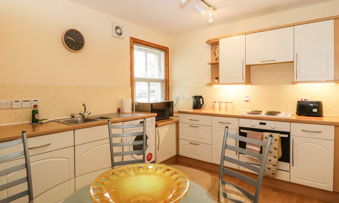 Uphall Cottage | Cozy Knightsridge House: Breakfast & Kitchen Amenities