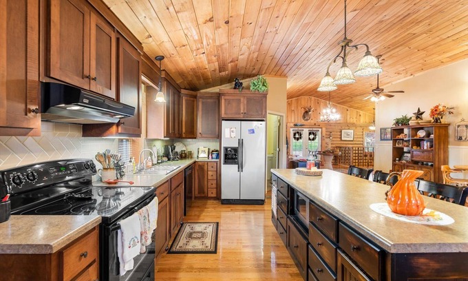 Reliance Cabin | Unforgettable Craft Retreat for 16 by Hiwassee River