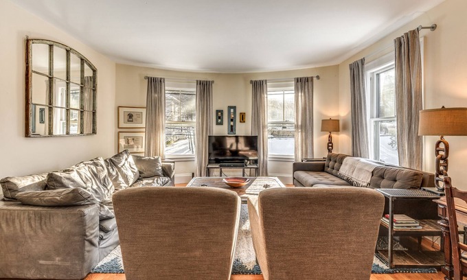 Newton Corner House | Spacious 16 Room House on Boston City Line - Pet Friendly