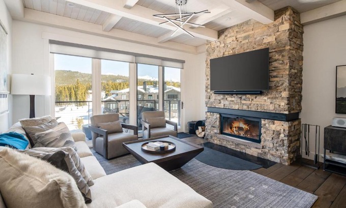 Big Sky House | Beautiful 16 Wildwood by Moonlight Basin with Hot Tub