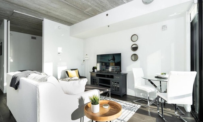 Downtown Winnipeg Condo | Downtown Glasshouse: 1 Bdr with Fast WiFi & Great Amenities