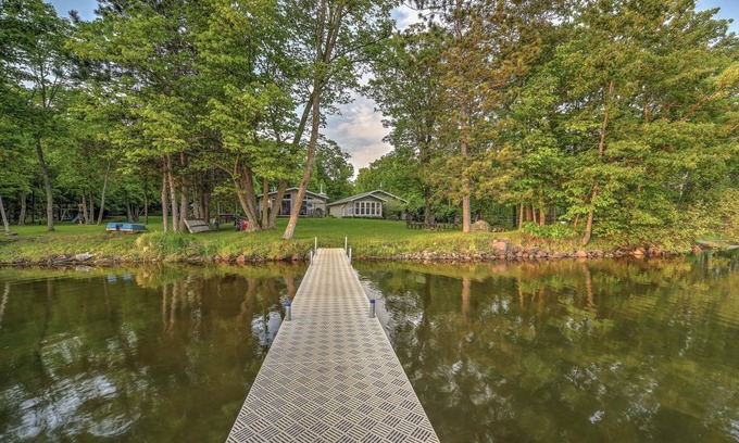 Brill House | Spacious 2-Bedroom Retreat for Families with Lake Views