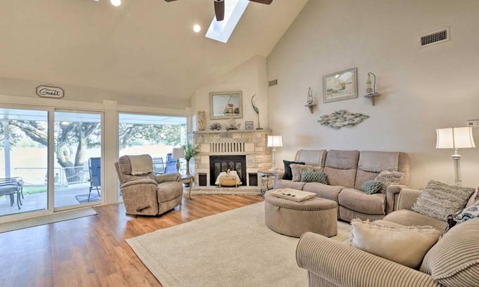 Granbury House | Spacious Family Retreat with Fireplace & 10/10 Guest Rating