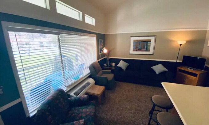 Quincy Condo | Inviting Condo by Pool with Spa & Breakfast Options