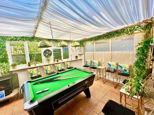 Usk House | Historic 16th Century House for Families with Hot Tub