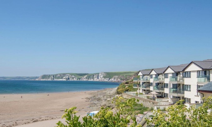 Bigbury-on-Sea Apartment | Discover 17 Burgh Island Causeway: Family-Friendly Retreat