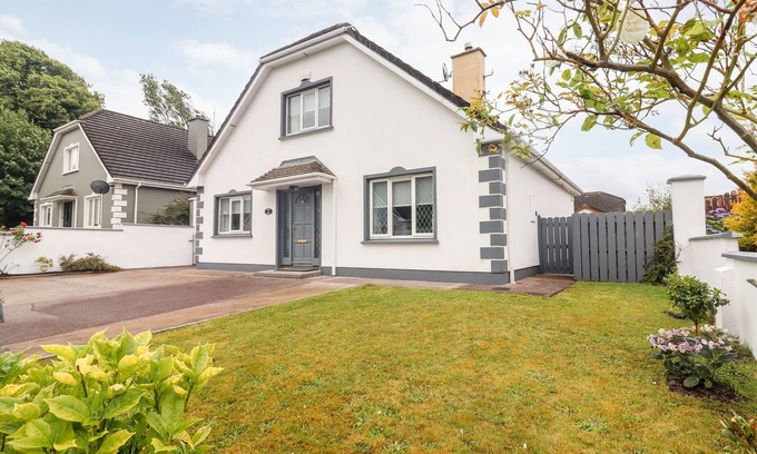 Killorglin Cottage | Pet-Friendly 17 Clover Hill in Beautiful Killorglin
