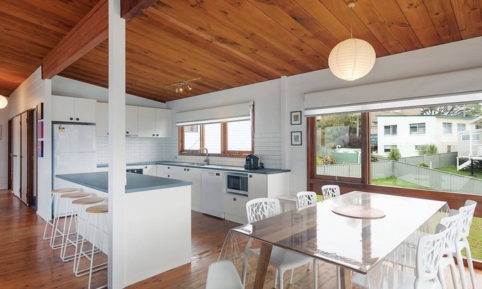 Dalmeny House | Cozy Beach House at 17 Dulling Street with Ocean View