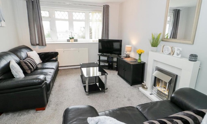 Llanfairpwllgwyngyll House | Explore 17 Ffordd Gwenllian: A Premier 4-Star Retreat