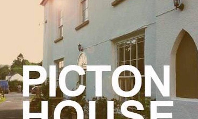 Llanddowror House | Cozy 2-Bedroom Motel for Families and Pet Lovers