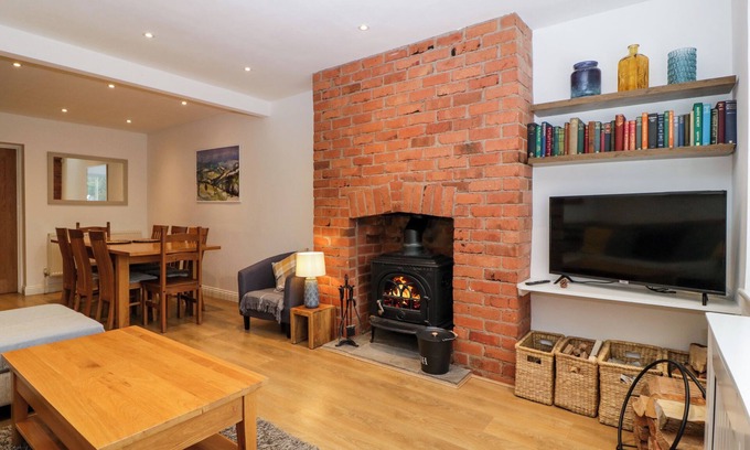 Broadway Cottage | Pet-Friendly Retreat with Cozy Open Fire in Broadway