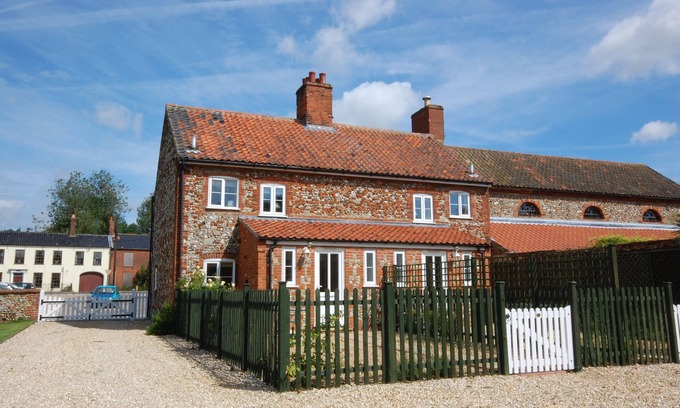 East Rudham House | Cozy 17 The Green - Three Bedroom House for Family Getaways