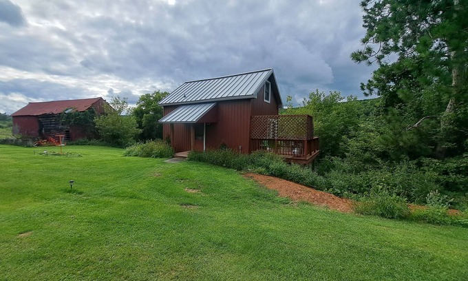North Freedom Cottage | Cozy Cottage Retreat near Devil's Lake with Pool & Grill