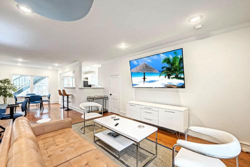 Neartown Apartment | 1709 Maryland 2 King Beds 1 Bath Bottom Apartment Duplex Pets Ok