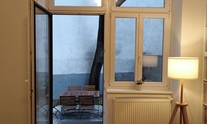 Simmering Apartment | 170sqm With Private Garden, 9 Bedrooms, 2 Kitchens