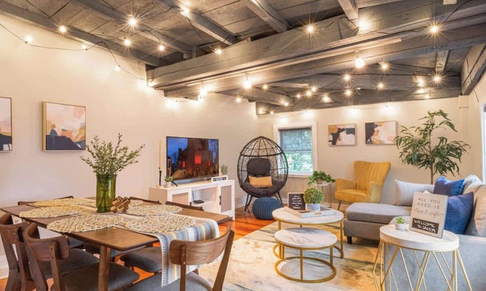 Salem Condo | Historic 1710 Retreat in Salem with Free Parking & Breakfast