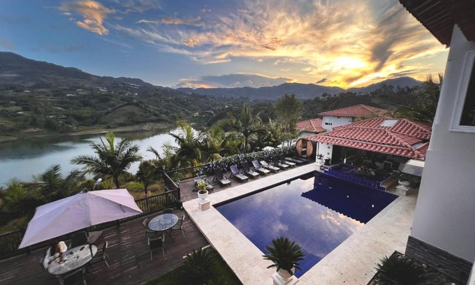 El Penol Hotel | Chic 1714 Hotel Boutique Guatapé: Pet Friendly & Pool Access