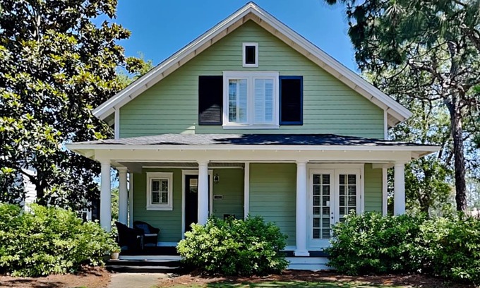 Laurel Grove House | Spacious 3-Bedroom House with Pool and Oceanfront Views