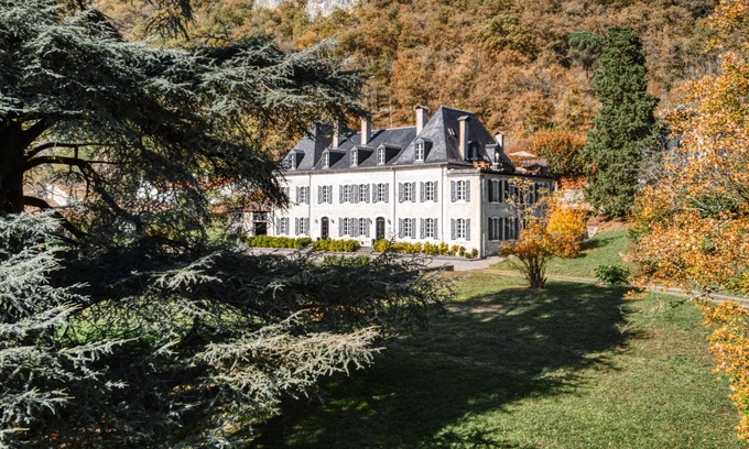 Siradan House | Elegant 17th Century Chateau with Scenic Lake Views