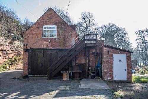 Retford House | Historic 17th-Century One Bed Studio with Garden & Parking