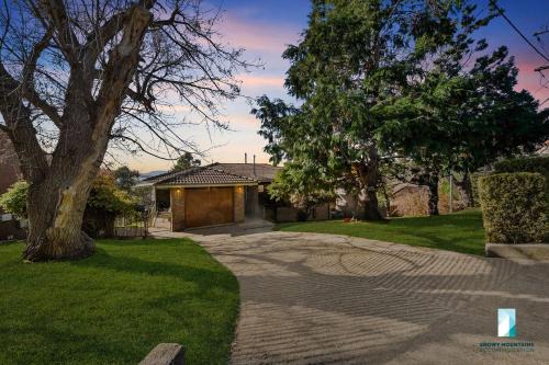 Jindabyne House | Explore 18 Kurrajong Street: Family & Pet-Friendly Retreat