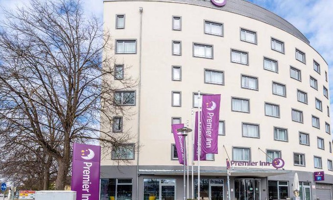 Munchen District House | Inviting 5-Star Motel for Up to 3 Guests with Restaurant