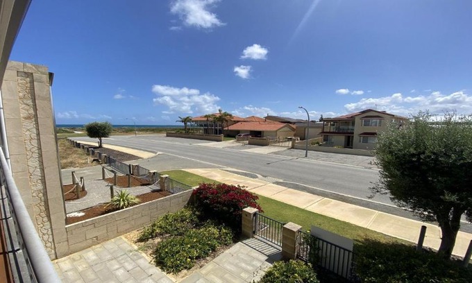 Jurien Bay House | Discover 18 On Doust: Family-Friendly with Pool Access